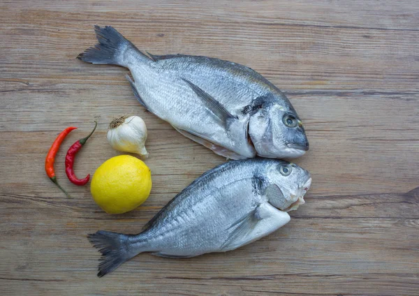 Pescado Dorado Crudo Besugo Sobre Mesa Madera Con Verduras — Foto de Stock