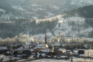 Romanya 'nın Apuseni Dağları Transilvanya bölgesinde kışın geleneksel evler