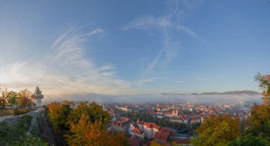 Graz şehri ve Shlossberg tepesi, Graz, Styria bölgesi, Avusturya 'daki ünlü saat kulesi (Grazer Uhrturm) sonbaharda. Panoramik görünüm.