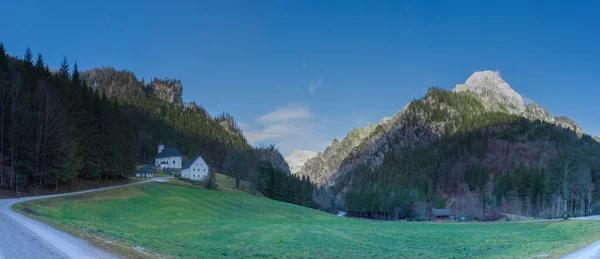 Vista Panorâmica Bela Pequena Igreja Cemitério Para Montanhistas Alpinistas Aldeia — Fotografia de Stock