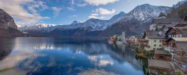 Hallstatt 'ın panoramik manzarası, Hallstatt Gölü' nün büyüleyici bir köyü ve kışın Avusturya 'nın Salzkammergut bölgesindeki güzel dağları çevreleyen ünlü bir turistik eğlence merkezi..