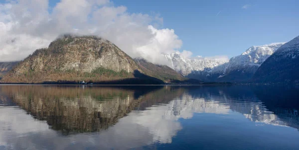 Água Limpa Lago Hallstattersee Belas Montanhas Que Rodeiam Região Salzkammergut — Fotografia de Stock