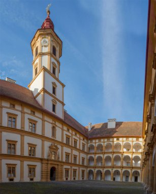 Graz, Avusturya - 14 Ekim 2019: Avusturya 'nın Styria eyaletindeki en önemli Barok sarayı kompleksi Eggenberg Sarayı' nın iç avlusu
