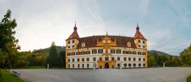 Graz, Avusturya - 14 Ekim 2019: Eggenberg Sarayı ve parktaki renkli sonbahar renkleri