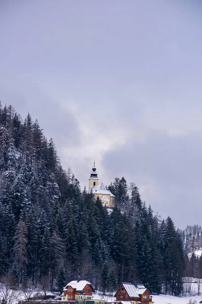 Winterlandschaft Mit Kleinem Wunderschönen Österreichischen Dorf Umgeben Von Bergen Der — Stockfoto