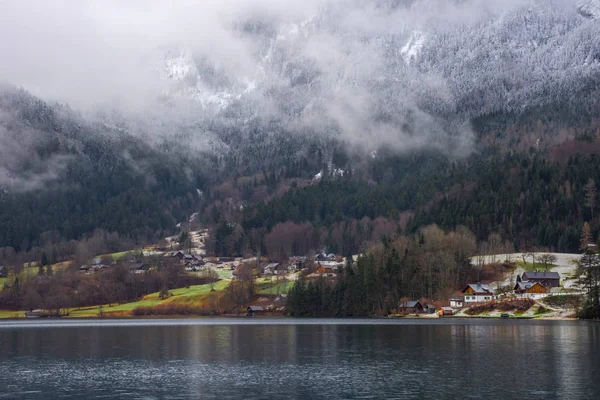 Malá Malebná Rakouská Vesnice Grundlsee Největší Jezero Štýrsku Zasazené Nádherné — Stock fotografie