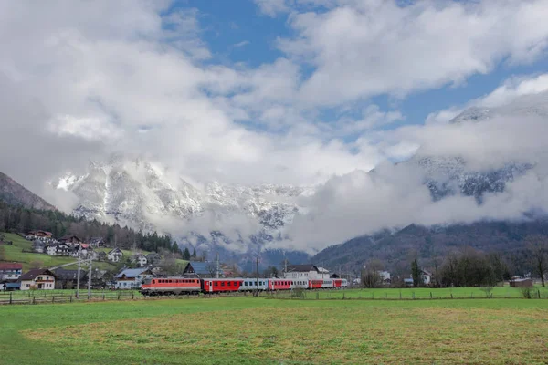 Vlak Projíždějící Kolem Malé Horské Vesnice Oblarn Okrese Liezen Štýrsku — Stock fotografie