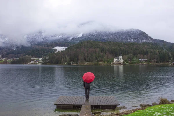 Muž Červeným Deštníkem Při Pohledu Grundlsee Největší Jezero Štýrsku Rakousko — Stock fotografie