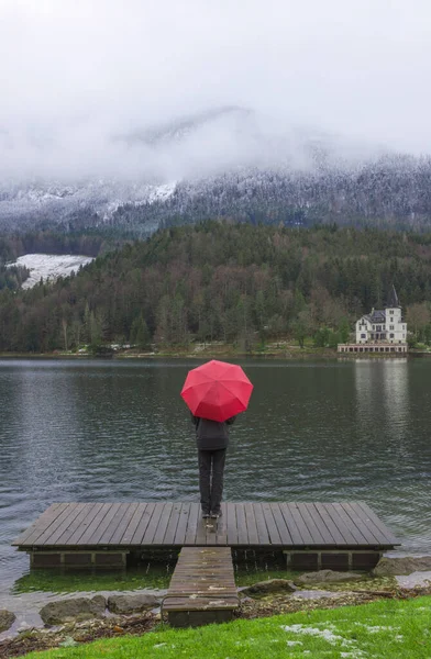 Homem Com Guarda Chuva Vermelho Olhando Para Grundlsee Maior Lago — Fotografia de Stock