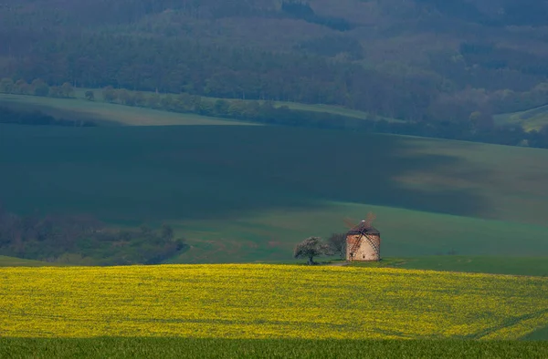 Venkovská Abstraktní Krajina Zvlněnými Kopci Větrným Mlýnem Jižní Moravě — Stock fotografie