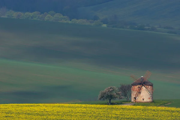 Venkovská Abstraktní Krajina Zvlněnými Kopci Větrným Mlýnem Jižní Moravě — Stock fotografie