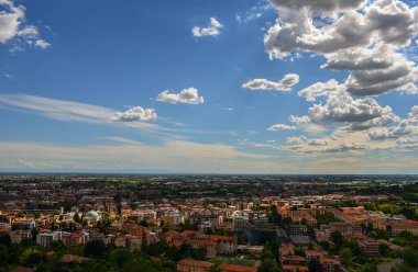 Lombardy, İtalya 'daki ünlü turizm merkezi Bergamo' nun panoramik manzarası.