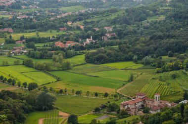 Lombardy, İtalya 'daki ünlü turizm merkezi Bergamo' nun panoramik manzarası.