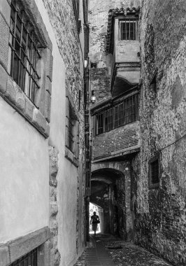 Bergamo 'daki eski sokak, Yukarı Şehir, Lombardy, İtalya' daki ünlü turizm merkezi..