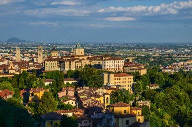 Bergamo şehrinin panoramik manzarası, Lombardy, İtalya 'daki ünlü seyahat merkezi..