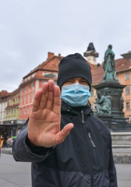 Coronavirus COVID-19 ve Graz, Styria bölgesinde grip salgını sırasında virüslere karşı korunmak için maske takan bir adam..