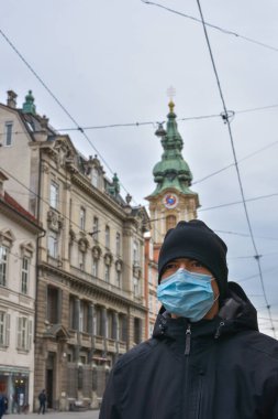 Coronavirus COVID-19 ve Graz, Styria bölgesinde grip salgını sırasında virüslere karşı korunmak için maske takan bir adam..