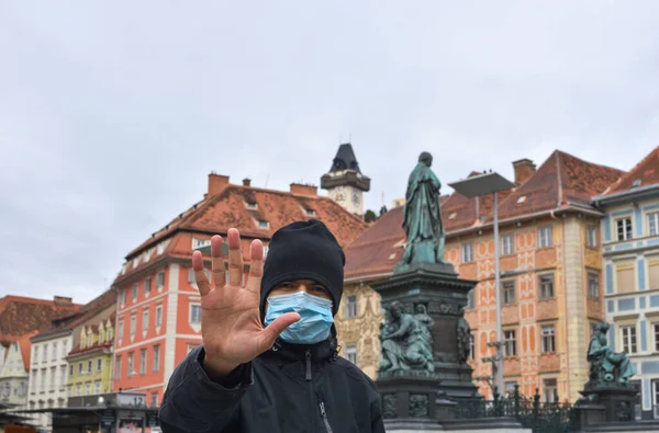 Coronavirus COVID-19 ve Graz, Styria bölgesinde grip salgını sırasında virüslere karşı korunmak için maske takan bir adam..