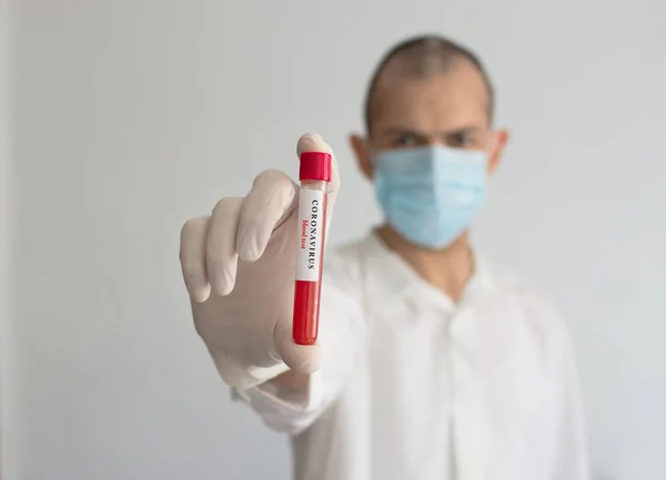 Læge Iført Medicinsk Ansigtsmaske Handsker Holder Blodprøve Resultat Coronavirus Covid - Stock-foto