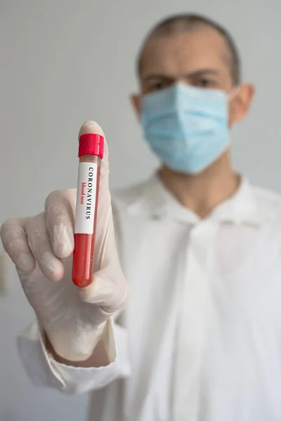 Læge Iført Medicinsk Ansigtsmaske Handsker Holder Blodprøve Resultat Coronavirus Covid - Stock-foto