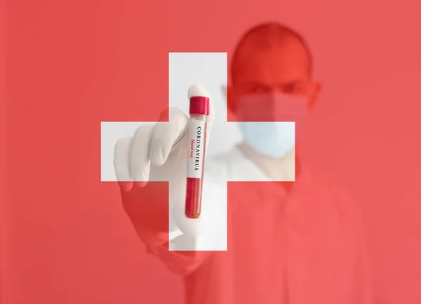 Tıbbi maske ve eldiven takmış doktorla Coronavirus kavramsal fotoğrafı, İsviçre 'nin COVID-19 salgını ve ulusal bayrağı için kan testi sonuçları tutuyor, geçmişi bulanık.