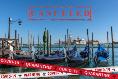 Venedik, İtalya 'da Saint Mark Meydanı (San Marco) ve San Giorgio di Maggiore kilisesi yakınlarındaki Gondollar. Coronavirus Covid-19 salgını ve kavramsal fotoğraf yüzünden seyahatler iptal edildi.