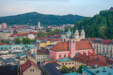 Eski kentteki ortaçağ Ljubljana Kalesi manzarası, Ljubljana, Slovenya 'daki ünlü turizm beldesi.