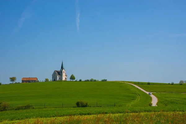 Campo Esloveno Primavera Com Encantadora Pequena Igreja Uma Colina Eslovênia — Fotografia de Stock