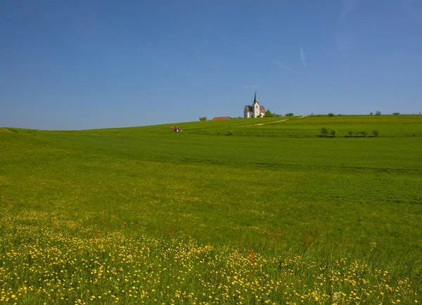 Slovinská Krajina Jaře Půvabným Kostelíčkem Kopci Slovinsku — Stock fotografie