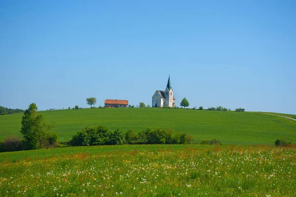 Campo Esloveno Primavera Com Encantadora Pequena Igreja Uma Colina Eslovênia — Fotografia de Stock