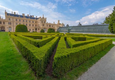 Baharda güzel parkı ve bahçesi olan Lednice Şatosu manzarası, Güney Moravya, Çek Cumhuriyeti 'nde Neo-gotik sarayı