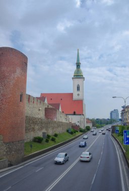 Bratislava, Slovakya 'da çok işlek bir yolda St. Martin Katedrali