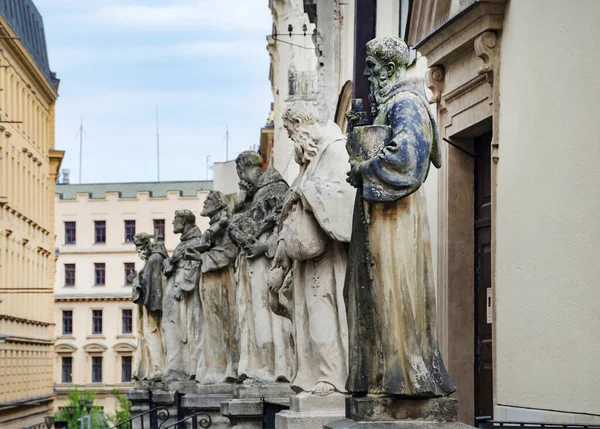 Brno, Güney Moravya, Çek Cumhuriyeti 'ndeki Capuchin Manastırı ve Crypt' in önündeki heykeller