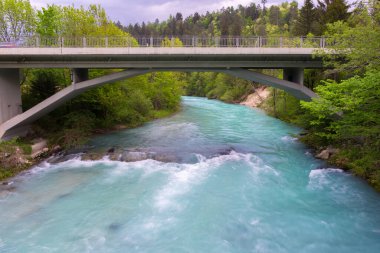 Slovenya 'nın Bled kentindeki Sava Nehri' nin zümrüt suları balıkçılık, rafting, kano ve kanoyla ünlüdür.