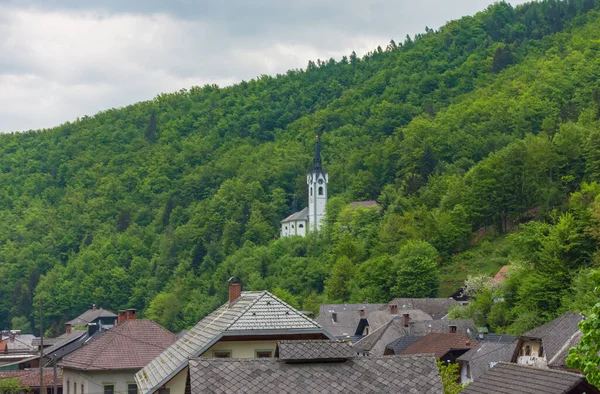 Slovinská Krajina Jaře Půvabným Kostelíčkem Kopci Slovinsku — Stock fotografie