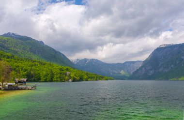 Bohinj Gölü 'nün berrak mavi suları, Slovenya' nın en büyük kalıcı gölü Julian Alps. Baharda güzel dağ manzarası.