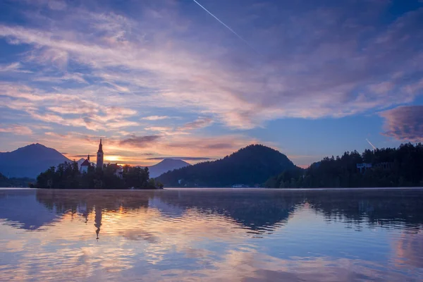 Belo Nascer Sol Reflexão Lago Bled Com Ilha Lago Encantadora — Fotografia de Stock
