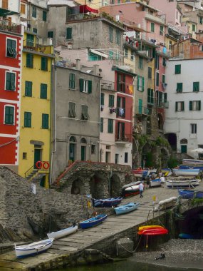 Cinque Terre / İtalya-12 Temmuz 2016: Riomaggiore, La Spezia, Liguria, İtalya 'daki pitoresk balıkçı köyü