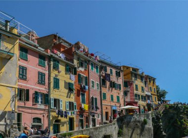 Cinque Terre / İtalya-12 Temmuz 2016: Riomaggiore, La Spezia, Liguria, İtalya 'daki pitoresk balıkçı köyü