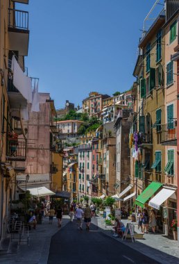 Cinque Terre / İtalya-12 Temmuz 2016: Riomaggiore 'da sokak, La Spezia, Liguria, İtalya' da pitoresk balıkçı köyü