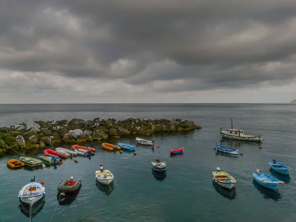位于意大利利古里亚省La Spezia市Cinque Terre Riomaggiore风景如画的渔民村的渔船 — 图库照片