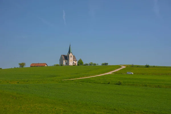 Campo Esloveno Primavera Com Encantadora Pequena Igreja Uma Colina Eslovênia — Fotografia de Stock