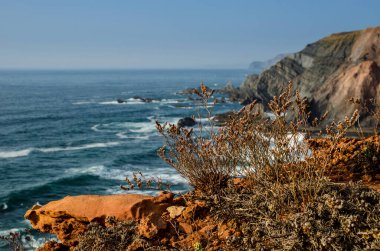 Portekiz, Lagos yakınlarındaki Algarve 'nin batı kıyısındaki vahşi ve keşfedilmemiş plajlar ve uçurumlar..