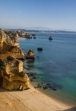 Do Camilo Plajı (Praia do Camilo), Portekiz 'in batı Algarve kıyısındaki Lagos' ta bulunan muhteşem kaya oluşumları ve manzaraları ile oldukça sessiz ve gözlerden uzak küçük bir plajdır..
