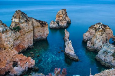Ponta da Piedade, Lagos, Batı Algarve, Portekiz 'de turkuaz sularda fantastik kaya oluşumları meydana geldi..