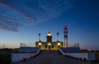 Ponta da Piedade yakınlarındaki deniz feneri, Lagos, Batı Algarve, Portekiz.