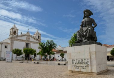 Lagos / Portekiz - 12 Ağustos 2015: Lagos şehir merkezindeki küçük kilise ve heykel, Batı Algarve, Portekiz.