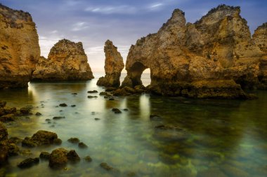 Ponta da Piedade, Lagos, Batı Algarve, Portekiz 'de turkuaz sularda fantastik kaya oluşumları meydana geldi..