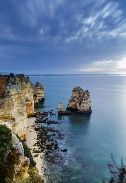 Do Camilo Plajı (Praia do Camilo), Portekiz 'in batı Algarve kıyısındaki Lagos' ta bulunan muhteşem kaya oluşumları ve manzaraları ile oldukça sessiz ve gözlerden uzak küçük bir plajdır..
