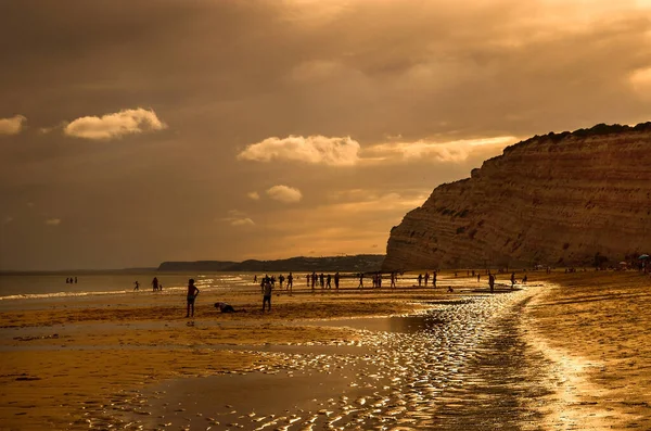 Kinder Spielen Strand Von Porto Mos Bei Sonnenuntergang Flankiert Von — Stockfoto